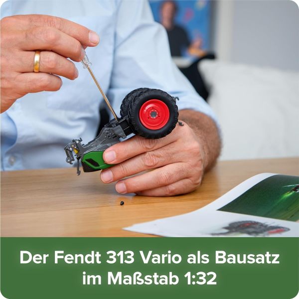 Adventskalender als Modellbausatz des Fendt Vario 313 (1:32) inkl. Soundmodul und 52-seitigem Begleitbuch