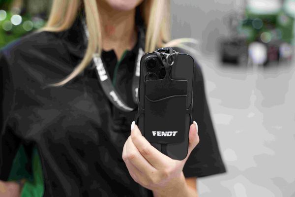 Schlüsselband mit  Smartphone-Tasche: Leaders drive Fendt Collection