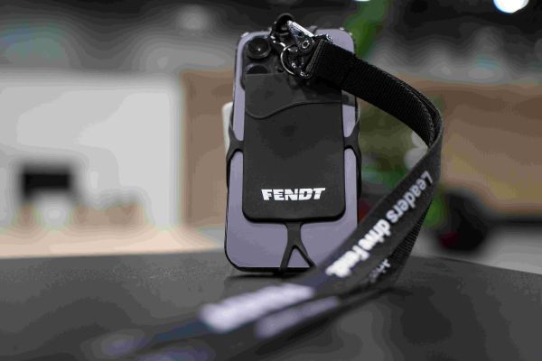 Schlüsselband mit  Smartphone-Tasche: Leaders drive Fendt Collection